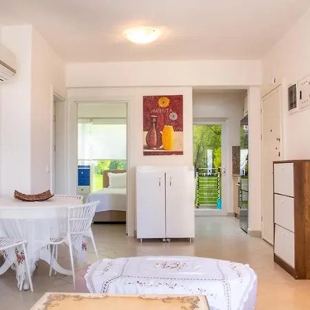 Comfortable Flat W Pool And Garden In Aydin Apartamento
